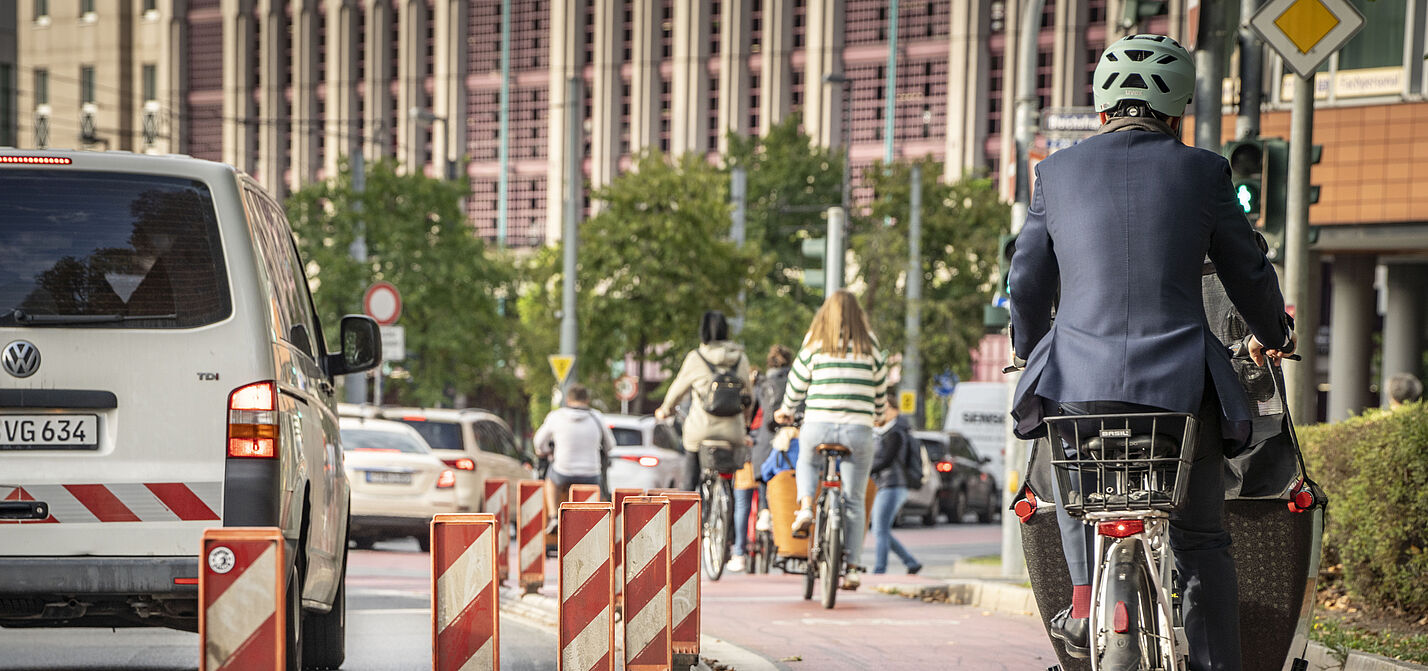 Frankfurt_Friedberger_Landstrasse_30_.jpg Fahrradweg Frankfurt