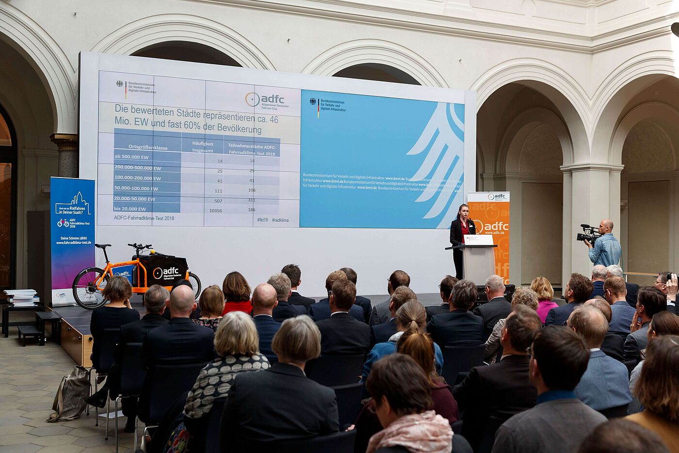 Rebecca Peters präsentiert die Ergebnisse des ADFC-Fahrradklima-Tests 2018.