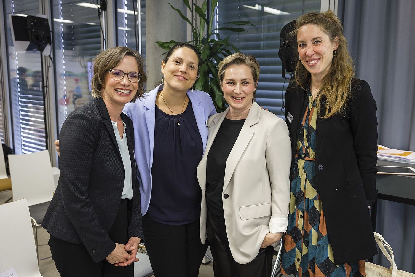 Strahlten nach einer gelungenen Veranstaltung: Ann-Kathrin Schneider, Sarah Karge und Svenja Golombek vom ADFC (v.l.n.r.) und Moderatorin Janine Steeger (2.v.l.). Strahlten nach einer gelungenen Veranstaltung: Ann-Kathrin Schneider, Sarah Karge und Svenja Golombek vom ADFC (v.l.n.r.) und Moderatorin Janine Steeger (2.v.l.).