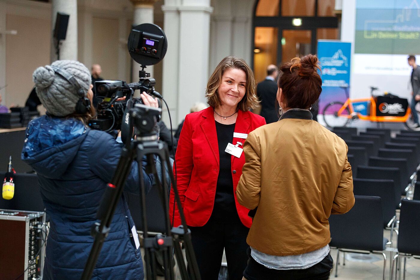 Stephanie Krone beantwortet Medienanfragen. 