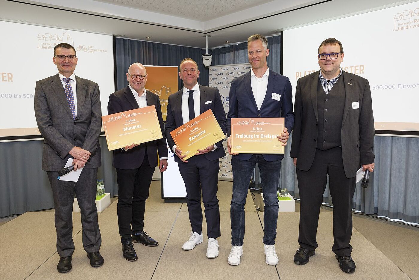 Die Siegerstädte in der Ortsgrößenklasse 200.000 bis 500.000 Einwohner:innen: Münster, Karlsruhe und Freiburg im Breisgau. Die Siegerstädte in der Ortsgrößenklasse 200.000 bis 500.000 Einwohner:innen: Münster, Karlsruhe und Freiburg im Breisgau.