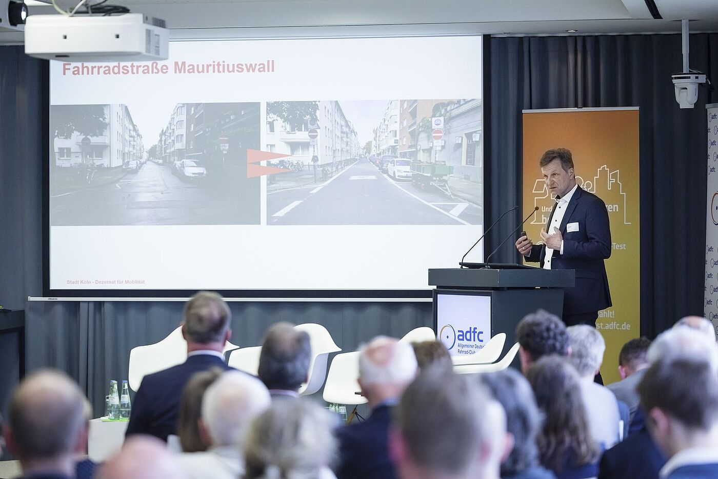 Ascan Egerer, Beigeordneter für Mobilität, stellt vor, mit welchen Maßnahmen Köln den Radverkehr in den letzten Jahren vorangebracht hat. Ascan Egerer, Beigeordneter für Mobilität, stellt vor, mit welchen Maßnahmen Köln den Radverkehr in den letzten Jahren vorangebracht hat.