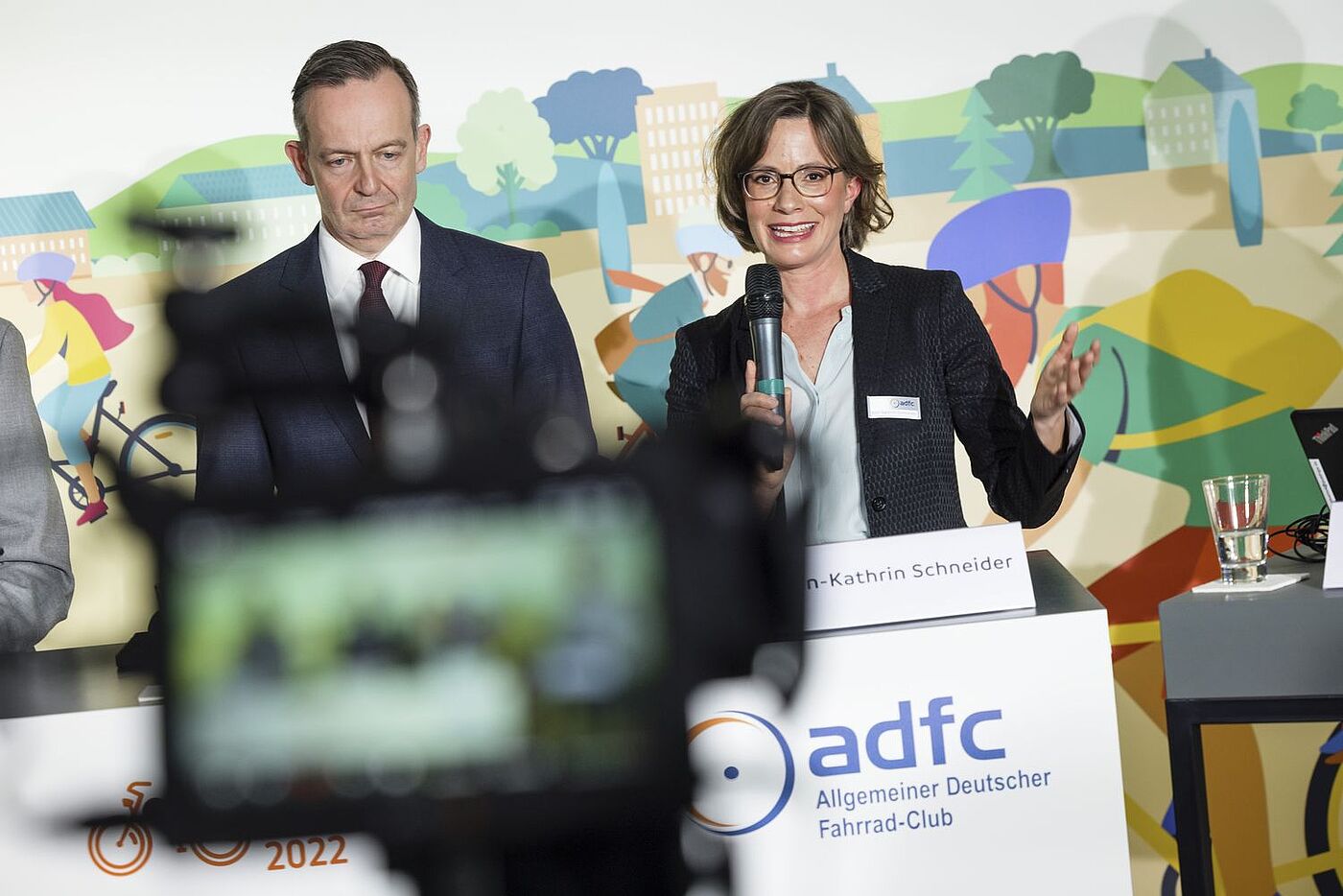 Bundesverkehrsminister Dr. Volker Wissing und ADFC-Bundesgeschäftsführerin Ann-Kathrin Schneider präsentierten die Ergebnisse des ADFC-Fahrradklima-Tests 2022 auf einer gemeinsamen Pressekonferenz. Bundesverkehrsminister Dr. Volker Wissing und ADFC-Bundesgeschäftsführerin Ann-Kathrin Schneider präsentierten die Ergebnisse des ADFC-Fahrradklima-Tests 2022 auf einer gemeinsamen Pressekonferenz.