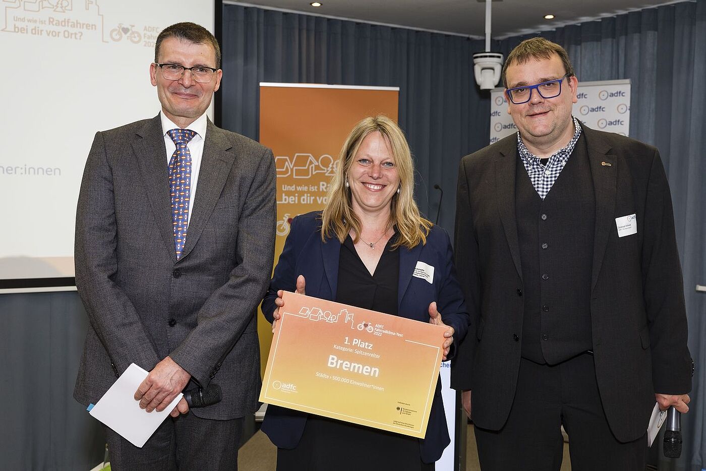 Die Bremer Verkehrssenatorin Dr. Maike Schäfer freute sich, dass Bremen erneut den ersten Platz bei den Städten über 500.000 Einwohner:innen erreicht. Sie bekam die Auszeichnung von Staatssekretär Hartmut Höppner und Christoph Schmidt vom ADFC. Die Bremer Verkehrssenatorin Dr. Maike Schäfer freute sich, dass Bremen erneut den ersten Platz bei den Städten über 500.000 Einwohner:innen erreicht. Sie bekam die Auszeichnung von Staatssekretär Hartmut Höppner und Christoph Schmidt vom ADFC.