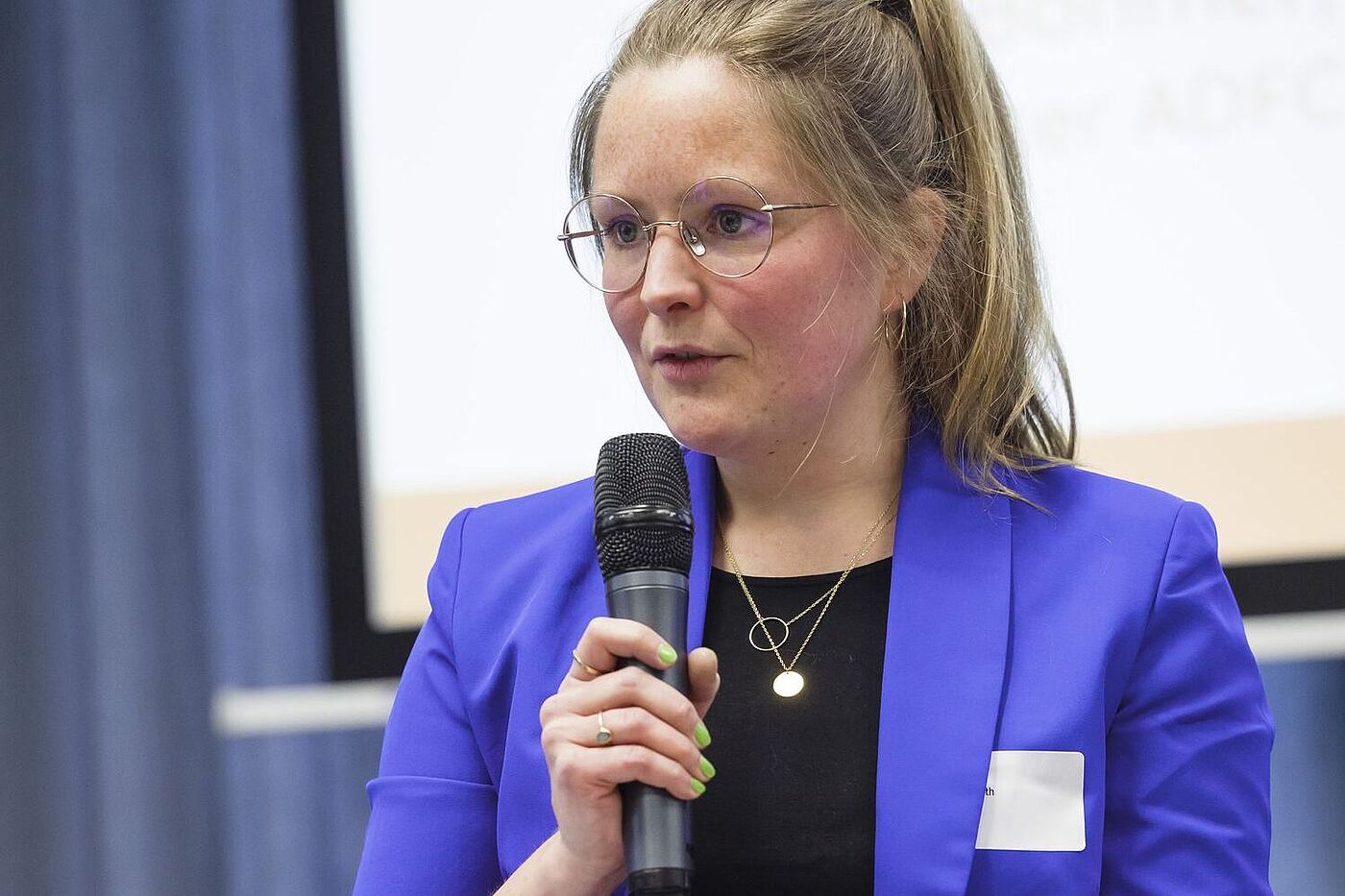 Caroline Huth von der TU Wildau sagte, dass Infrastruktur auch auf dem Land dringend notwendig ist, denn gerade hier sind die Geschwindigkeitsunterscheide besonders groß. Sie empfiehlt Kommunen, mehr Wirtschaftswege zu Fahrradstraßen zu machen. Caroline Huth von der TU Wildau sagte, dass Infrastruktur auch auf dem Land dringend notwendig ist, denn gerade hier sind die Geschwindigkeitsunterscheide besonders groß. Sie empfiehlt Kommunen, mehr Wirtschaftswege zu Fahrradstraßen zu machen.