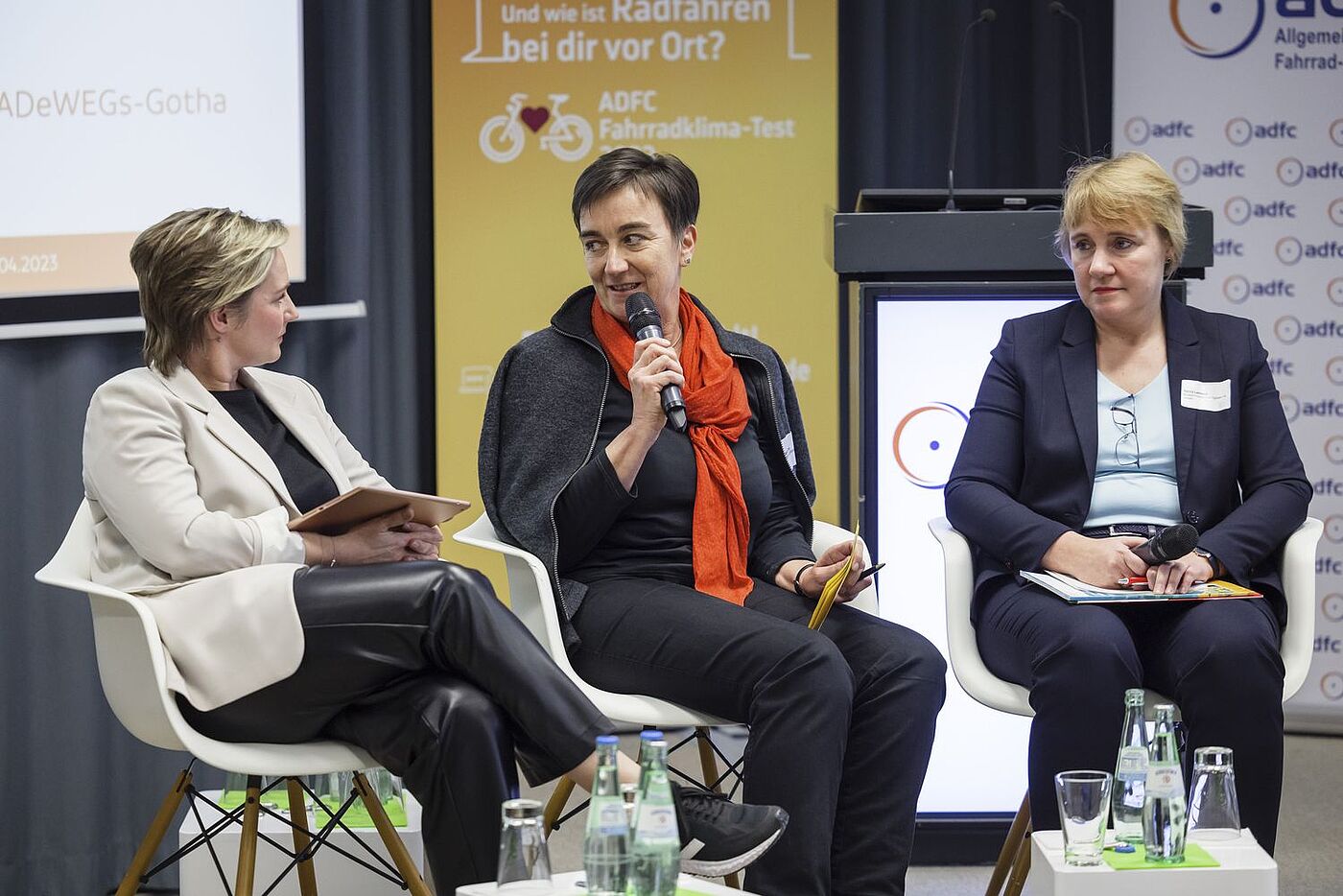 Wie kann der ländliche Raum fahrradfreundlicher werden? Dagmar Thume (Mitte) will das Konzept der 15-Minuten-Stadt auf den ländlichen Raum übertragen. Karola Lambeck (links), die Radverkehrsbeauftragte des Verkehrsministeriums, kennt das Projekt. Wie kann der ländliche Raum fahrradfreundlicher werden? Dagmar Thume (Mitte) will das Konzept der 15-Minuten-Stadt auf den ländlichen Raum übertragen. Karola Lambeck (links), die Radverkehrsbeauftragte des Verkehrsministeriums, kennt das Projekt.