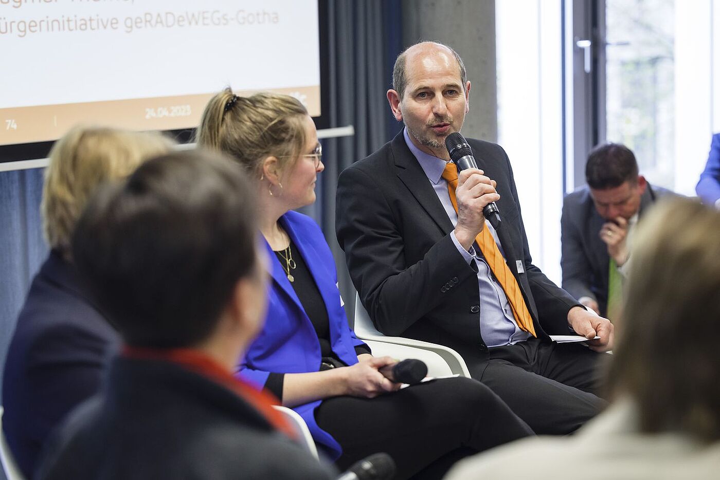 Thomas Böhmer, Studienleiter des ADFC-Fahrradklima-Tests, hob hervor, dass es Orte in Mitteldeutschland gäbe, in denen sich die Radfahrenden innerorts trotz einem Mehr an Konfliktpunkten sicherer fühlen als außerhalb der Ortschaften auf Landstraßen. Thomas Böhmer, Studienleiter des ADFC-Fahrradklima-Tests, hob hervor, dass es Orte in Mitteldeutschland gäbe, in denen sich die Radfahrenden innerorts trotz einem Mehr an Konfliktpunkten sicherer fühlen als außerhalb der Ortschaften auf Landstraßen ohne begleitenden Radwegen.