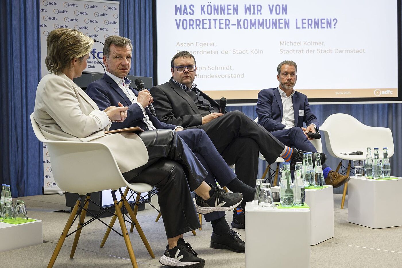 Was können wir von Vorreitern lernen? Auf dem Podium diskutierten Ascan Egerer, Beigeortneter der Stadt Köln, Christoph Schmidt vom ADFC und Michael Kolmer, Stadtrat der Stadt Darmstadt. Für Kolmer ist das integrale Denken wichtig. Was können wir von Vorreitern lernen? Auf dem Podium diskutierten Ascan Egerer, Beigeortneter der Stadt Köln, Christoph Schmidt vom ADFC und Michael Kolmer, Stadtrat der Stadt Darmstadt. Für Kolmer ist das integrale Denken wichtig und das große Ganze zu zeigen und sich nicht nur auf eine Verkehrsart zu konzentrieren, sondern die Vorteile für alle aufzuzeigen, um eine Frontenbildung zu vermeiden.